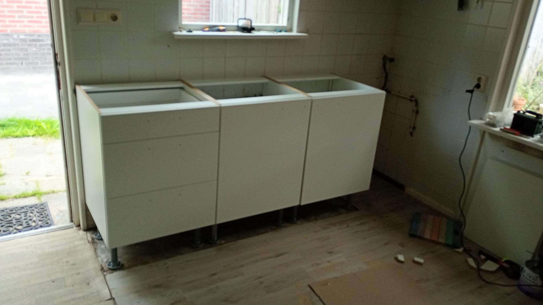 Plaatsen onderkasten