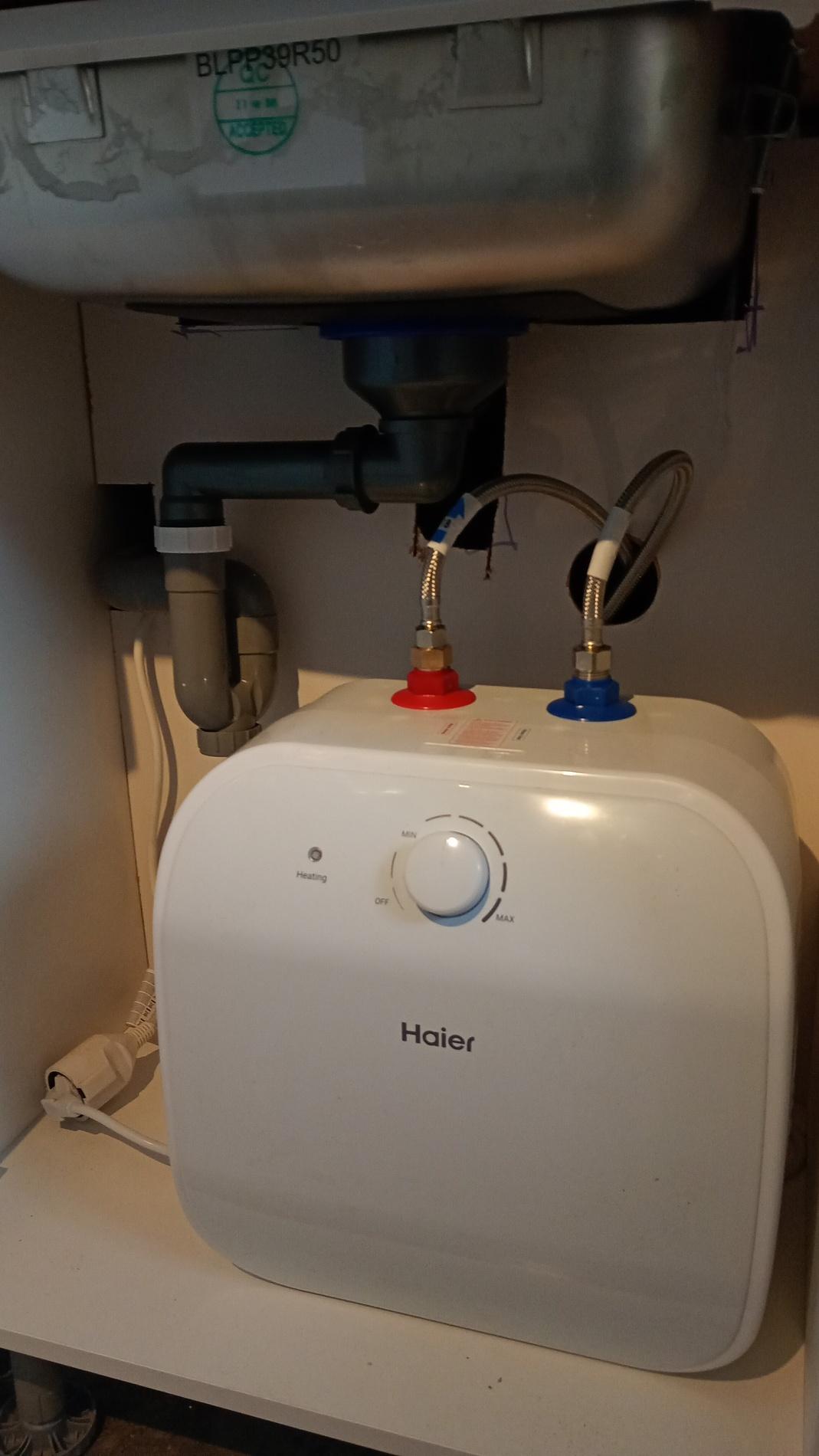 Keukenboiler. leidingen en afvoer